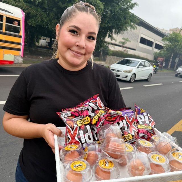 Nos encanta compartir con los salvadoreños, la proteína de mejor calidad en su desayuno😎✨Gracias a todos los que envían sus mensajes, mañana vamos con 3,000 huevos más 🍳🍳✨ nos encontramos pronto! 
.
.
.